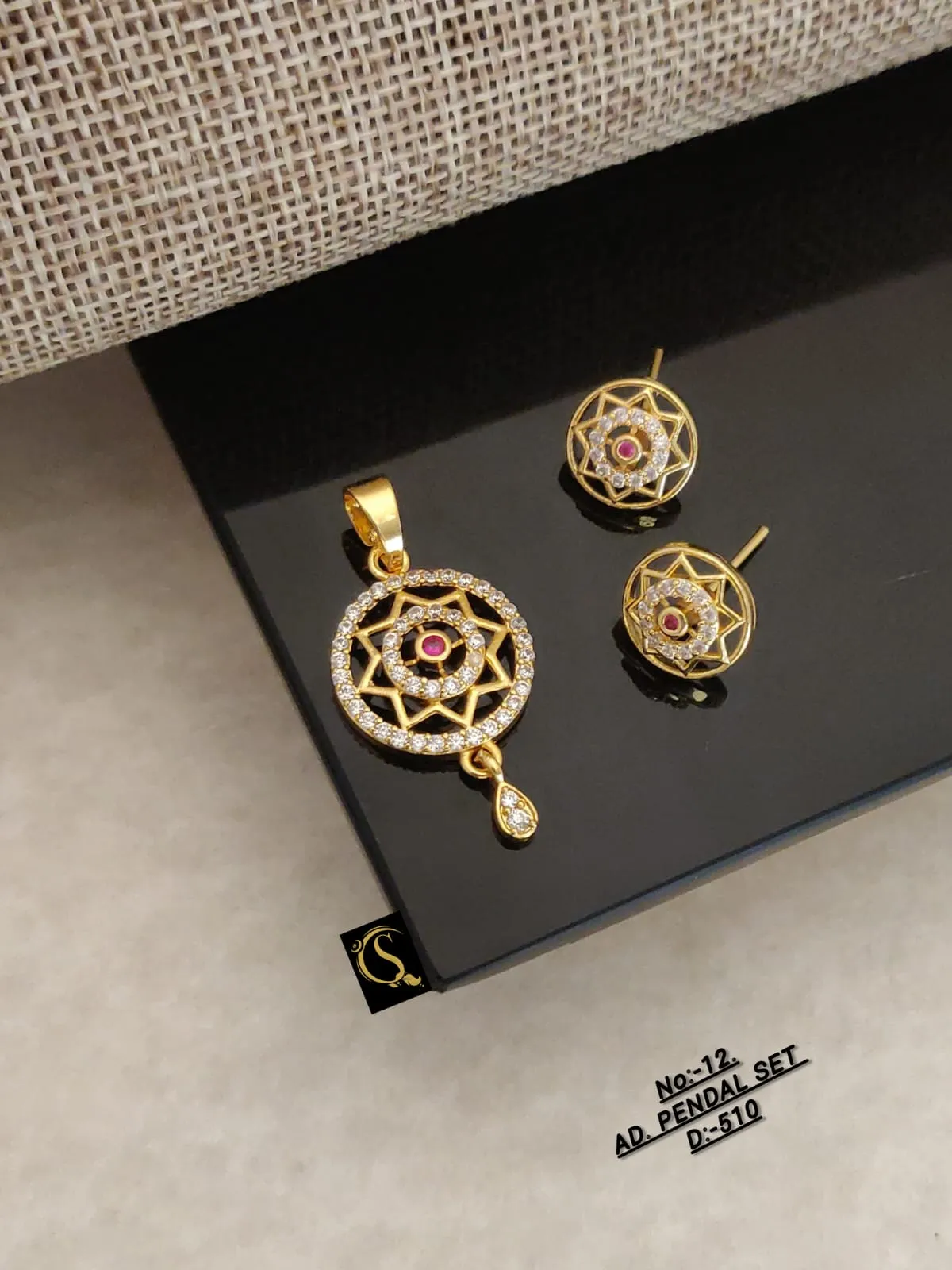 Round mandala ad pendant set for traditional look